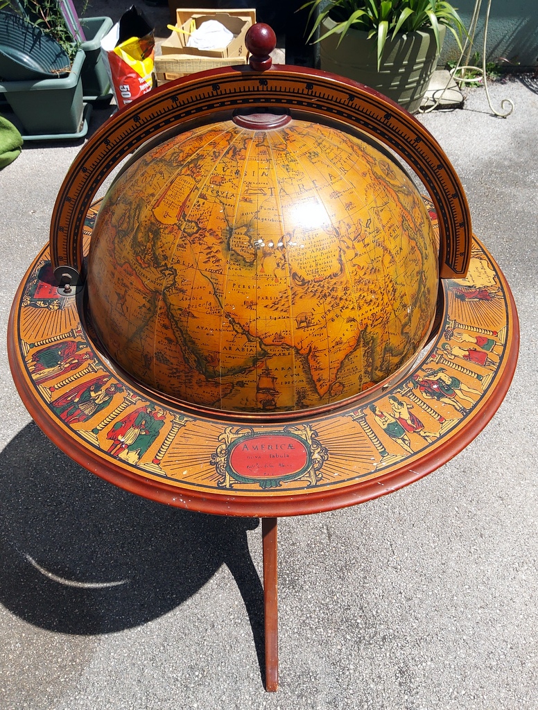 Globe bar en bois porté par Atlas